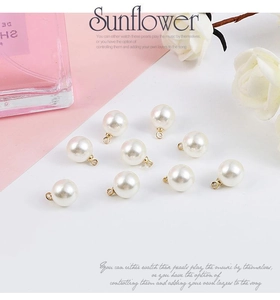 Gros plan de 10 pendentifs perles blanches avec anneaux dorés pour bijoux DIY