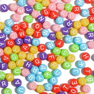 Perline colorate in acrilico con lettere per gioielli fai-da-te con incisione bianca su dischi