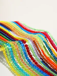 Makroaufnahme von facettierten 2/3mm Glasperlen mit Farbverlauf für DIY-Schmuckherstellung