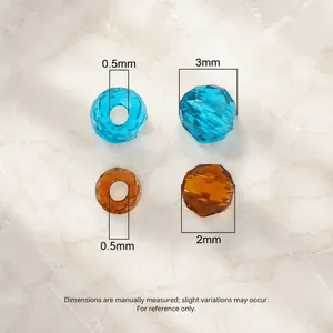 2mm und 3mm blau-bernsteinfarbene Glasschliffperlen mit Maßangaben auf Weiß