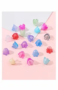 Detalle de cuentas de lirio de los valles en acrílico degradado para hacer joyas DIY