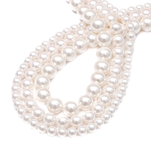 Elegante collar multicapa de perlas de vidrio blanco crema con cuentas graduadas