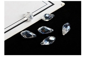 Vue macro de perles en cristal facetté en forme de goutte pour accessoires de bijoux DIY