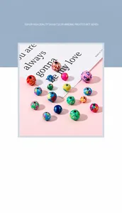 Détails macro des perles en argile polymère de 6mm avec motifs floraux colorés pour bijoux DIY
