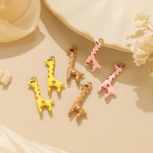 Schattige 3D giraf hangers van emaille legering met hartjes voor DIY-sieraden
