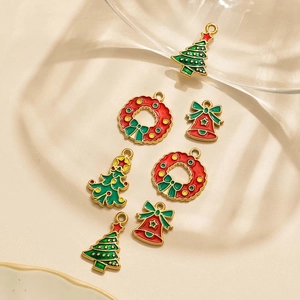 Détail de breloques émaillées sapin et cloche pour bijoux DIY avec finition dorée