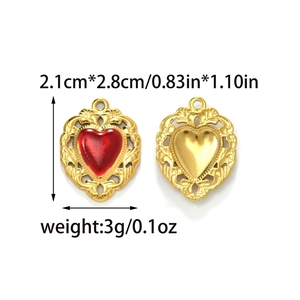 Detailweergave van de 2,1 cm vintage harthanger met emaille en uitgehold patroon