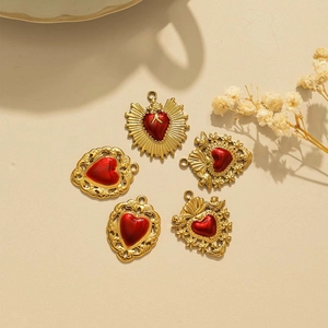 Set van 5 vintage gouden roestvrijstalen hartvormige hangers met rood emaille barok stijl