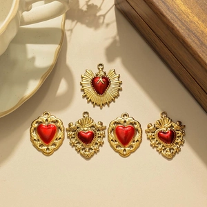 Set van 5 vintage barokke hartjes hangers in goud en rood voor DIY sieraden maken