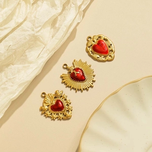 Vintage gouden hartvormige hangers met rood emaille voor DIY-kettingen en sleutelhangers