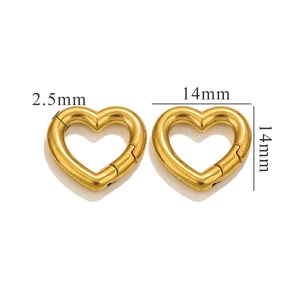 Vue macro de boucles à ressort coeur dorées, diamètre 14mm et épaisseur 2.5mm