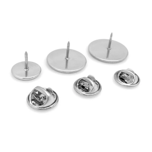 Detail van zilveren roestvrijstalen vlindersluitingen en schijfbasis voor DIY-broche-accessoires
