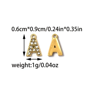 Detailansicht von glitzerndem Buchstaben-A-Anhänger mit Strass und goldener Optik