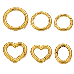 Assortiment d'anneaux à ressort dorés en formes rondes, cœurs et ovales