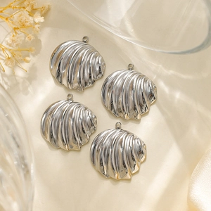 Détails de quatre pendentifs coquilles en acier inoxydable avec texture rayée radiale