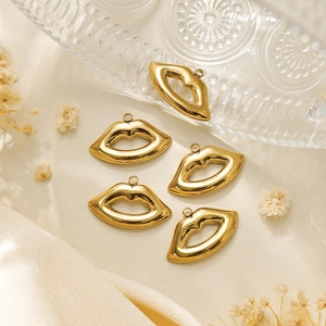 Detailansicht von fünf hochglanzpolierten Gold-Lippenanhängern auf Seidenhintergrund