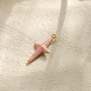 Nahaufnahme des rosa Emaille-Sternanhängers mit goldenen Kanten aus Edelstahl