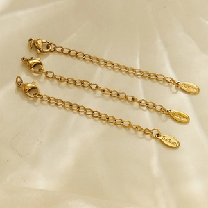 Détail des fermoirs mousquetons plaqués or 18k avec chaînes gravées en acier S.Steel