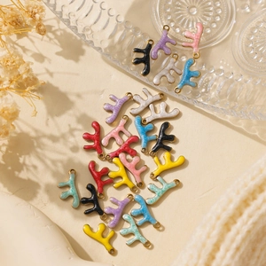 Primer plano de dijes de esmalte de coral coloridos con bordes dorados para joyería DIY