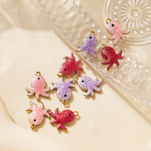 Gedetailleerde close-up van kleurrijke emaille octopus bedeltjes in roze en rood voor DIY
