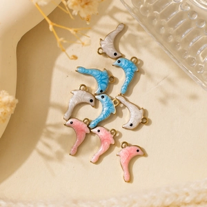 Detailoverzicht van kleurrijke emaille dolfijn hangers voor DIY sieraden maken