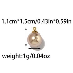 Dettaglio del ciondolo a perla champagne con anello, misura 1,1 cm x 1,5 cm
