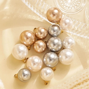 Accessori per gioielli fai-da-te con perle finte colorate e ganci dorati su tessuto