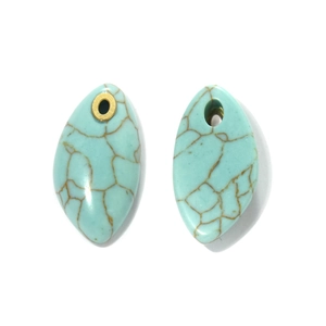Dettaglio macro di perle di turchese a goccia con anello in metallo dorato per DIY