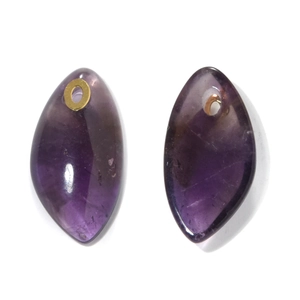 Vista macro di ciondoli in ametista viola con anello in metallo dorato e finitura liscia