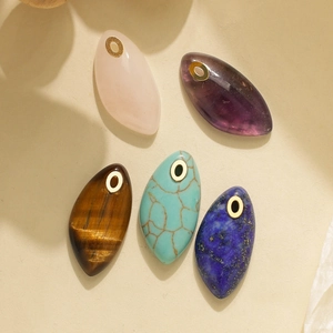 Set di cinque ciondoli in pietra preziosa con anello dorato inclusi quarzo rosa e occhio di tigre