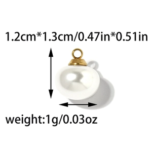 Detalle del colgante de perla blanca con tapa dorada de medida 1,2 cm por 1,3 cm