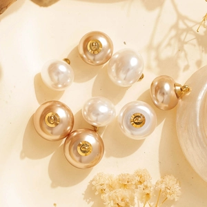 Elegantes botones de perlas redondas con vástago dorado en acabados blanco y champán