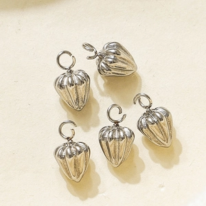 Detailweergave van aardbeivormige bedels van 304 roestvrij staal voor DIY-sieraden maken