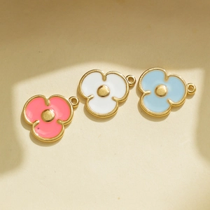 Drie kleurrijke emaille bloemhangers in roze wit en blauw voor DIY-sieraden