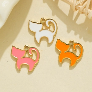 Macro-opname van 304 roestvrijstalen kattenhangers met gekleurd emaille voor handgemaakte sieraden