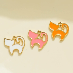 Drie emaille kattenhangers in wit, roze en oranje voor DIY-sieraden maken pakketten