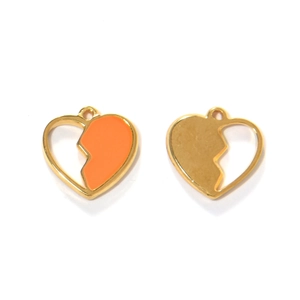 Detail van hart puzzelhangers in goud met oranje emaille voor DIY-sieraden