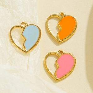 Detail van kleurrijke emaille hartvormige hangers in blauw, oranje en roze voor DIY sieraden