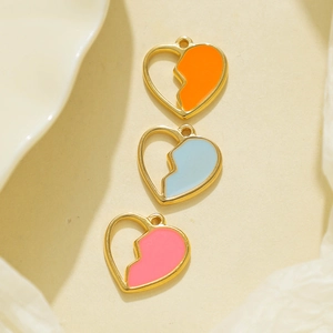 Detailweergave van geëmailleerde hartvormige bedels in oranje, blauw en roze voor DIY-sieraden