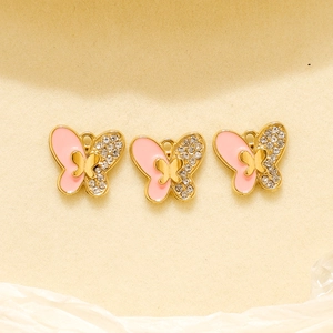 Detail van roze emaille en strass vlinderhangers gemaakt van 304 roestvrij staal metaal