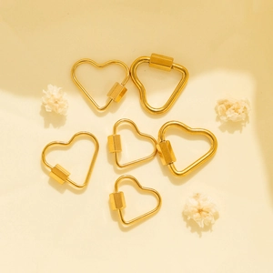 Moschettoni a vite dorati a forma di cuore per creazione di gioielli e design fai-da-te