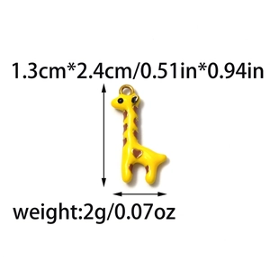 Détail du pendentif girafe en émail jaune avec taches de cœur et anneau doré