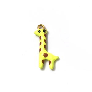 Vue détaillée du pendentif girafe en émail jaune avec anneau doré pour bijoux DIY