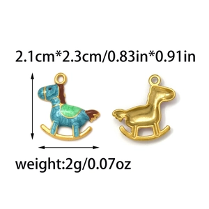 Détail du pendentif cheval à bascule avec couleurs émail et dos doré dimensions