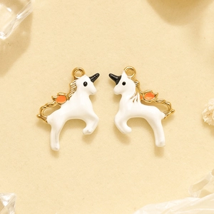 Pendentifs licorne en acier inoxydable 304 avec émail blanc et détails dorés