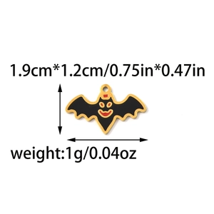 Detailweergave van een 1,9x1,2cm zwarte emaille vleermuis hanger voor Halloween