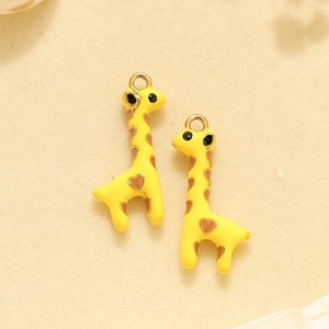 Vue macro de deux breloques girafe en acier inoxydable 304 avec motifs en cœur