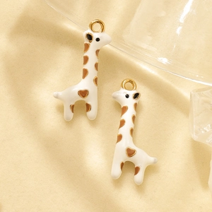Détail des pendentifs girafe en acier inoxydable 304 coloré pour création de bijoux DIY