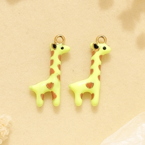 Détail du pendentif girafe en acier inoxydable 304 avec émail jaune et cœurs