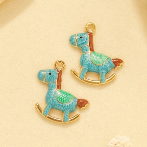 Détail des pendentifs cheval à bascule en émail bleu ciel et vert clair pour bijoux
